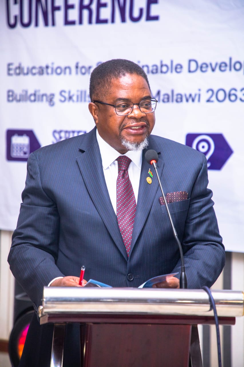 Minister challenges researchers to rethink education for an uncertain future